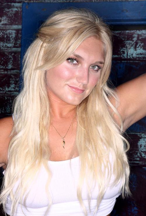 16P Brooke Hogan downblouse and show panties upskirt paparazzi pics