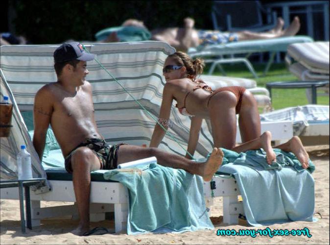 16P Jessica Alba showing her tits in see thru and fuck in water
