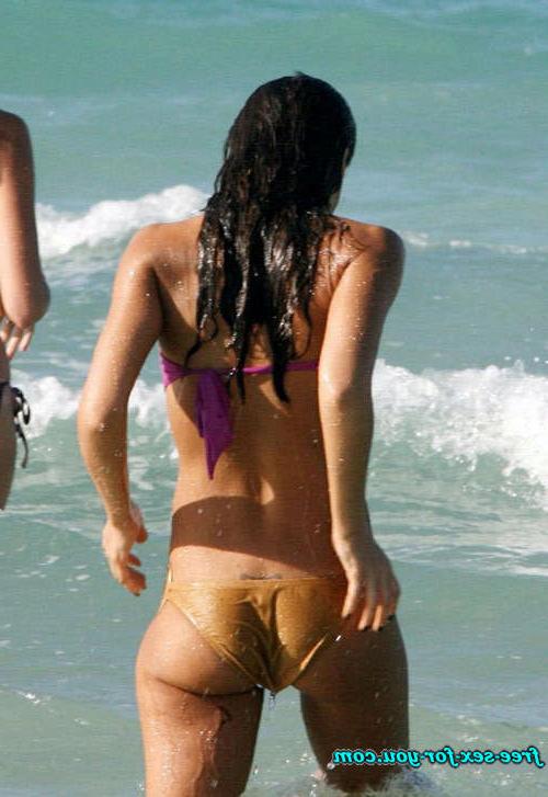16P Jessica Alba showing her tits in see thru and fuck in water
