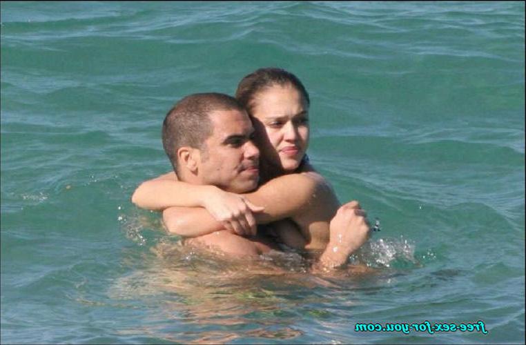 16P Jessica Alba showing her tits in see thru and fuck in water