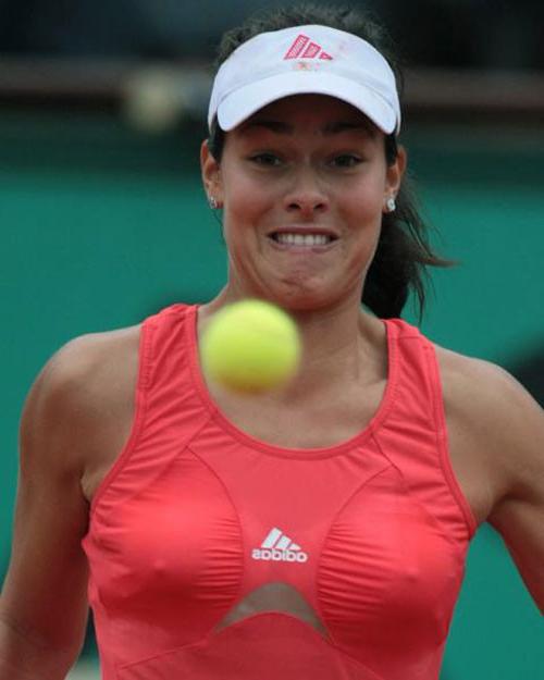 16P Ana Ivanovic showing her pookies and downblouse paparazzi pics