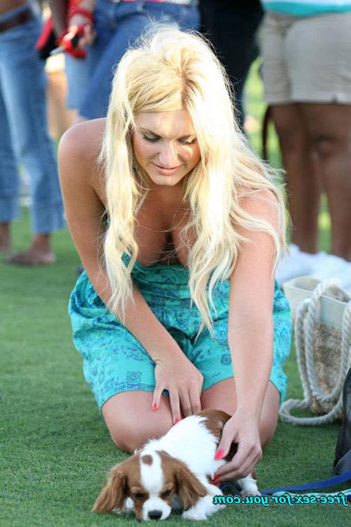 16P Brooke Hogan downblouse and posing sexy in bikini on pool