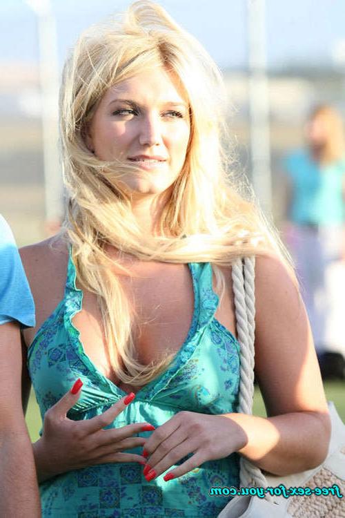 16P Brooke Hogan downblouse and posing sexy in bikini on pool