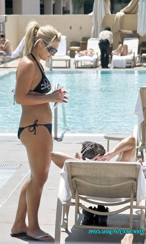 16P Brooke Hogan downblouse and posing sexy in bikini on pool
