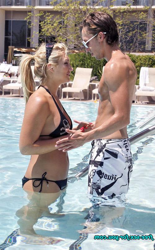 16P Brooke Hogan downblouse and posing sexy in bikini on pool