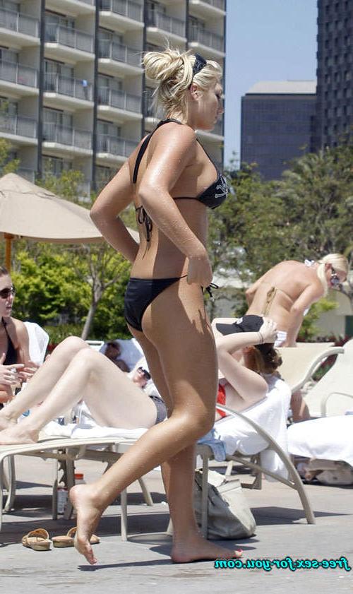 16P Brooke Hogan downblouse and posing sexy in bikini on pool