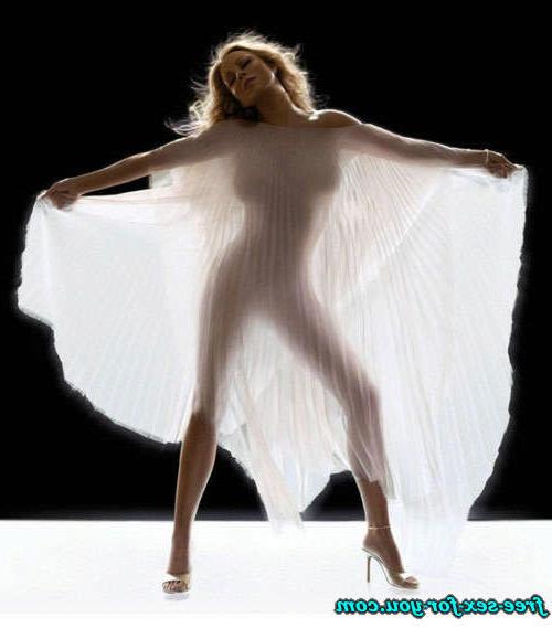 16P Mariah Carey showing her nice tits in see thru to paparazzi