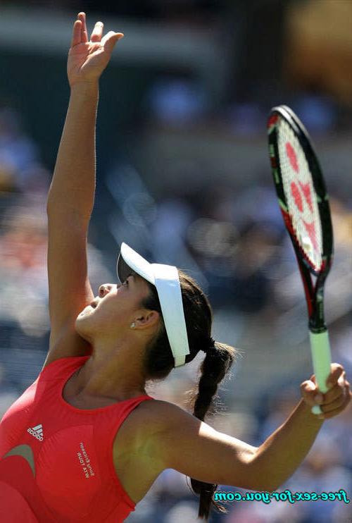 16P Ana Ivanovic almost downblouse and show pookies to paparazzi