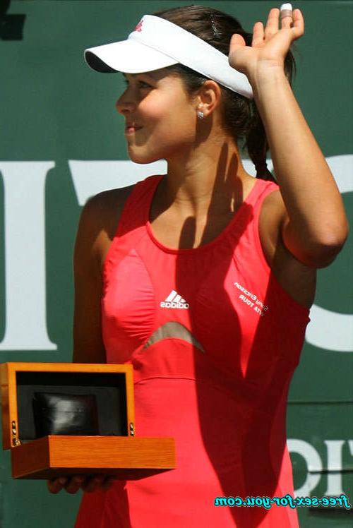 16P Ana Ivanovic almost downblouse and show pookies to paparazzi
