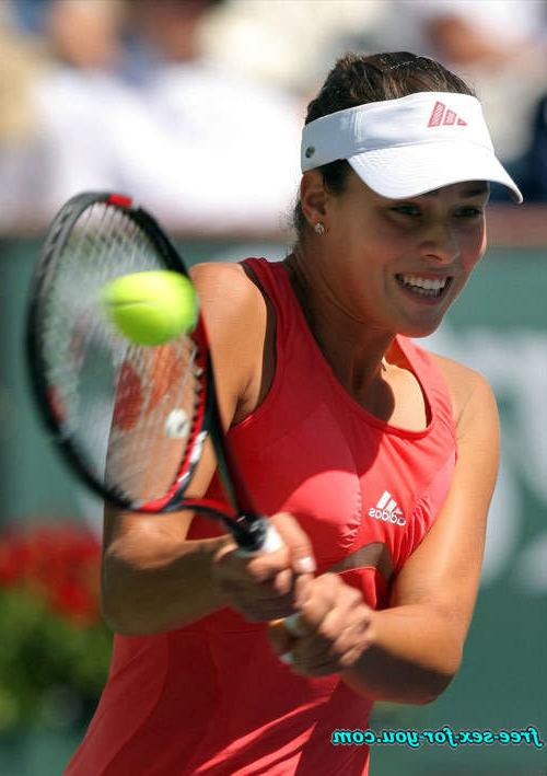 16P Ana Ivanovic almost downblouse and show pookies to paparazzi