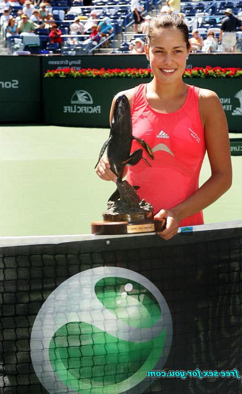 16P Ana Ivanovic almost downblouse and show pookies to paparazzi