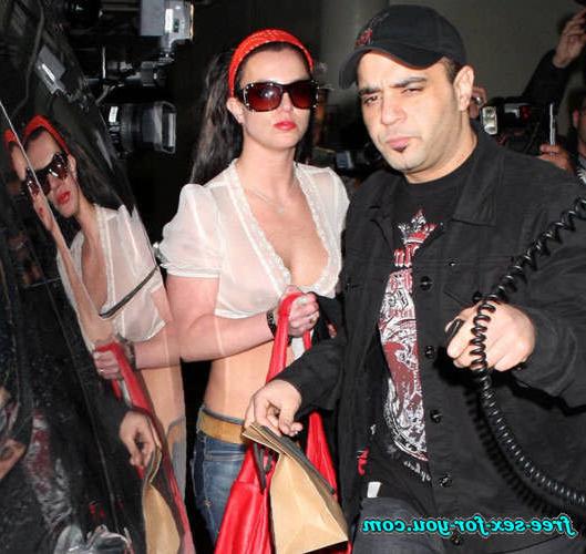 16P Britney Spears showing shaved pussy and nice tits in see thru