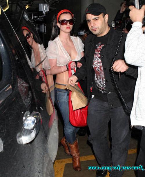 16P Britney Spears showing shaved pussy and nice tits in see thru
