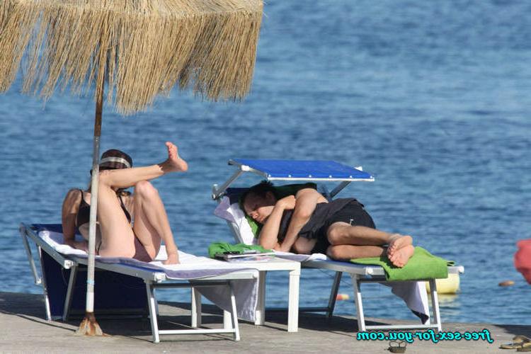 16P Hilary Swank show tits in see thru dress and bikini posing