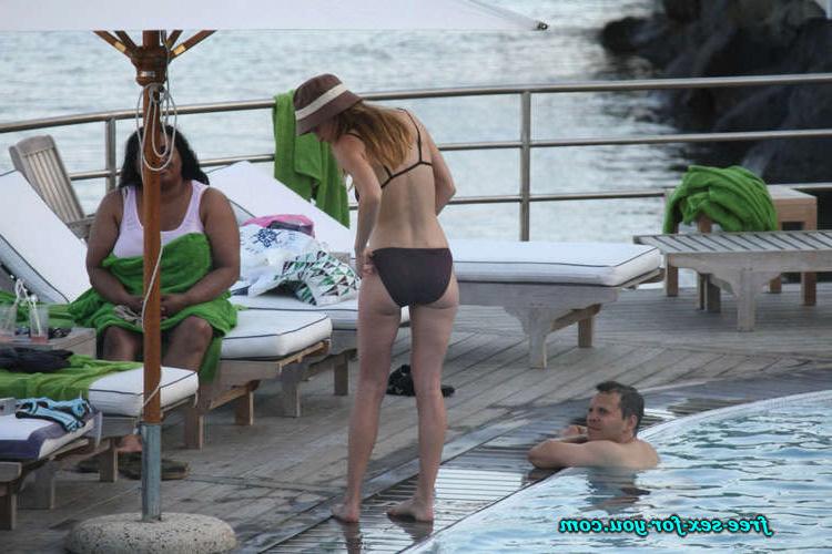 16P Hilary Swank show tits in see thru dress and bikini posing