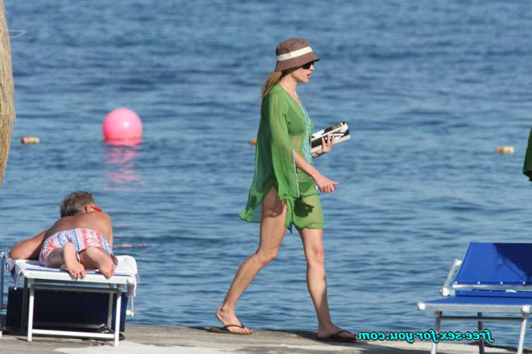 16P Hilary Swank show tits in see thru dress and bikini posing
