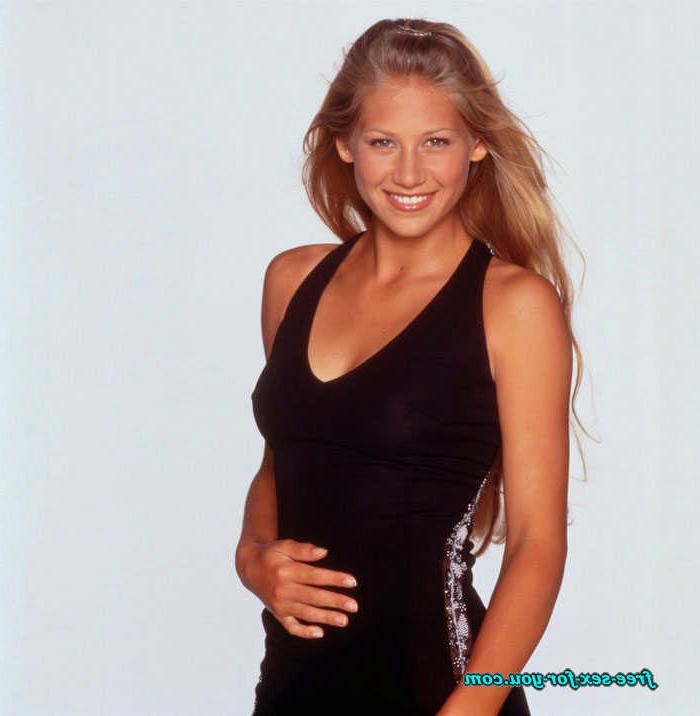 16P Anna Kournikova shows tits in topless and see thru dress