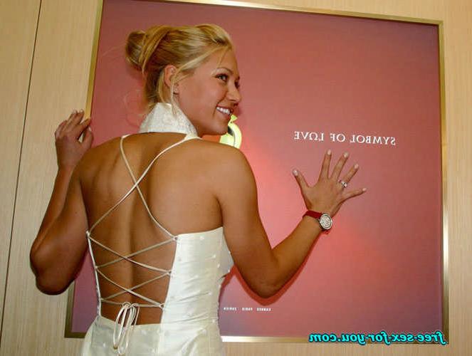 16P Anna Kournikova shows tits in topless and see thru dress