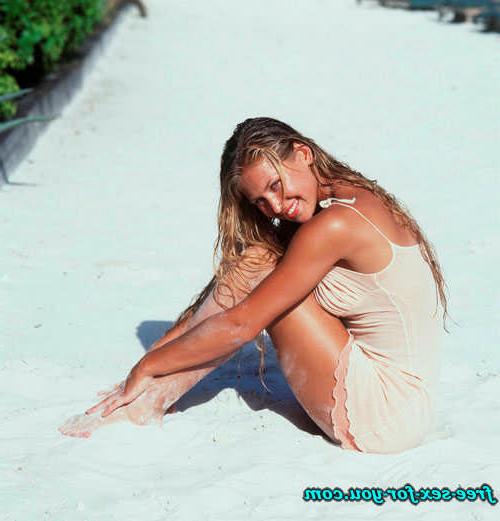 16P Anna Kournikova shows tits in topless and see thru dress