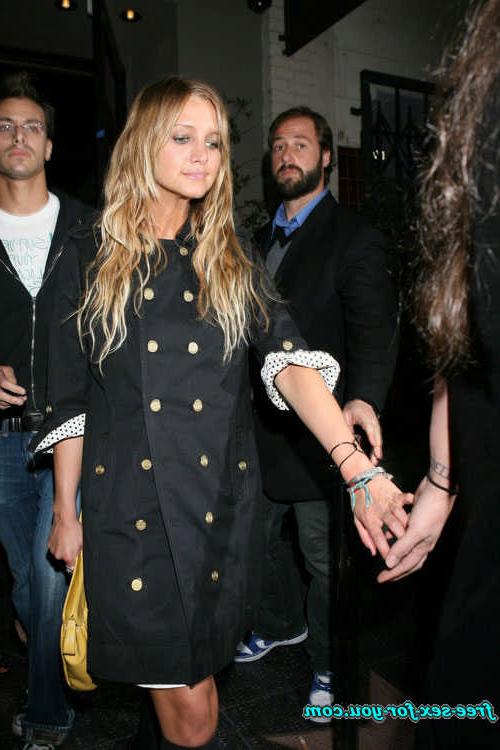 16P Ashlee Simpson upskirt and see thru dress paparazzi pictures