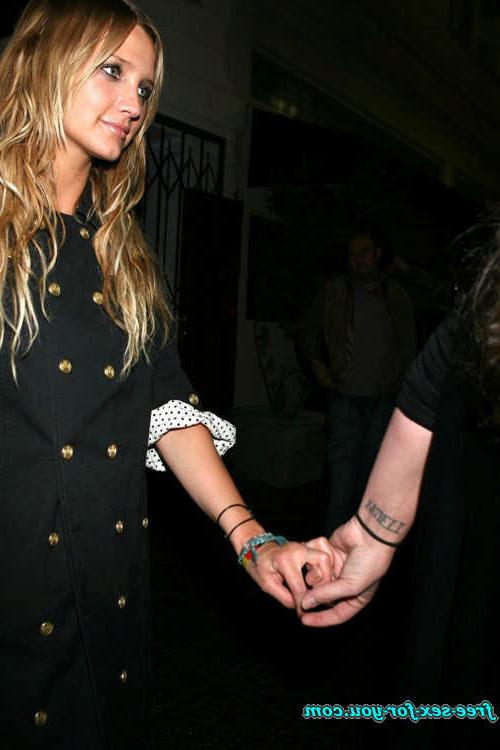 16P Ashlee Simpson upskirt and see thru dress paparazzi pictures
