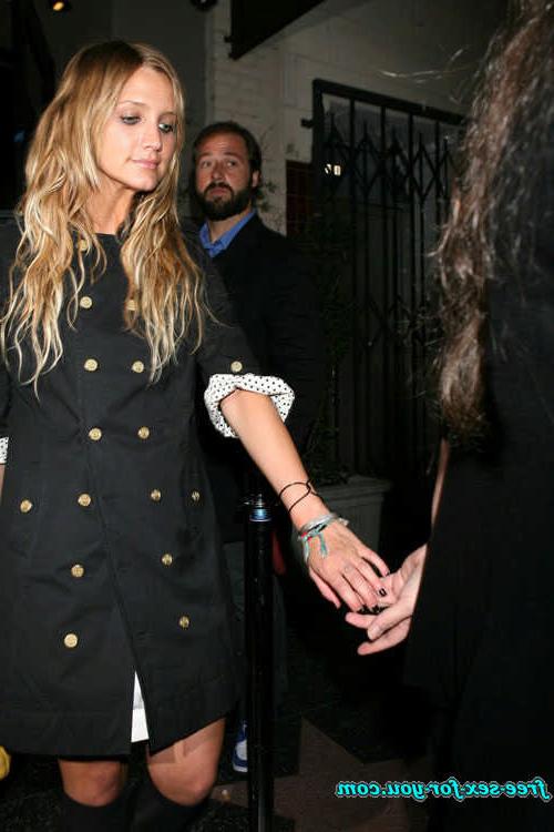 16P Ashlee Simpson upskirt and see thru dress paparazzi pictures