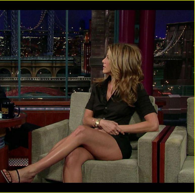 16P Jennifer Aniston exposed tits and see thru dress