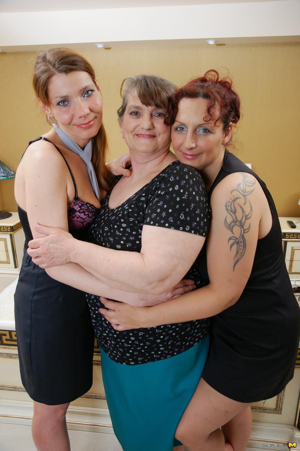 16P Three lesbian housewives go all the way