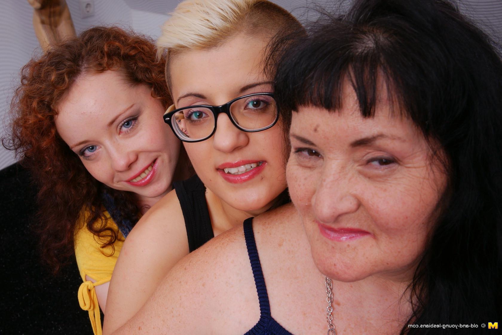 16P Three old and young lesbians make out and then some