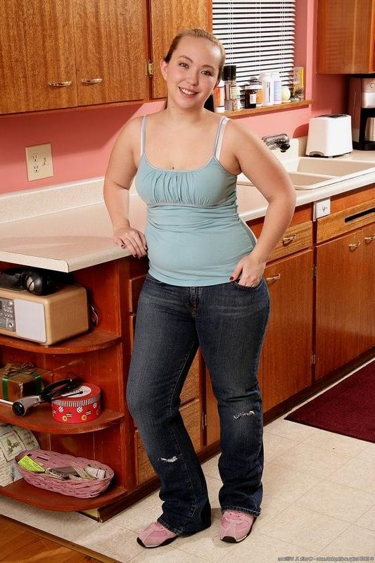 15P thick ass Mckenzie exposes her super fury kitten