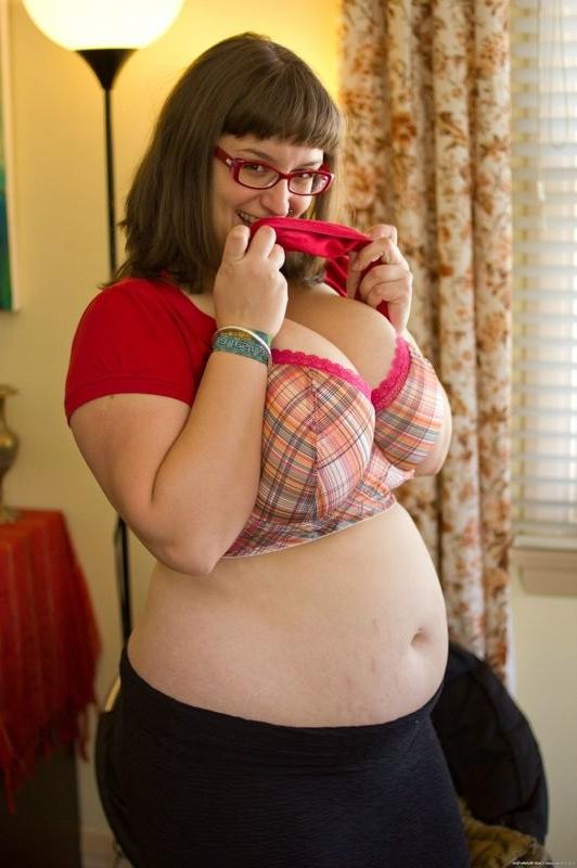 15P Naturally busty and chubby girl Betty strips