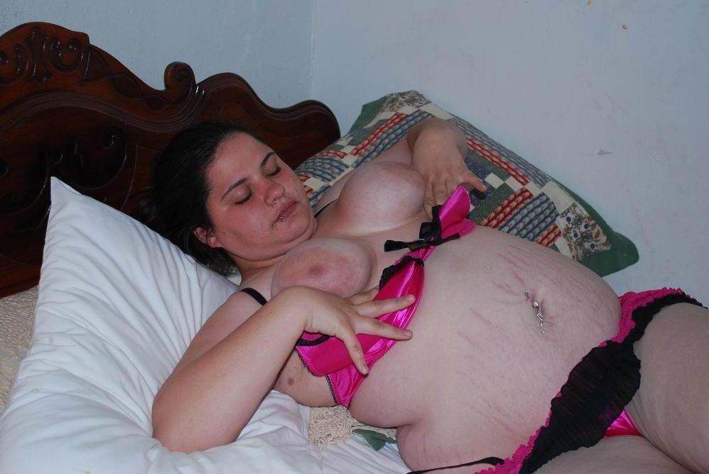 18P fat amateur babe poser on her bed