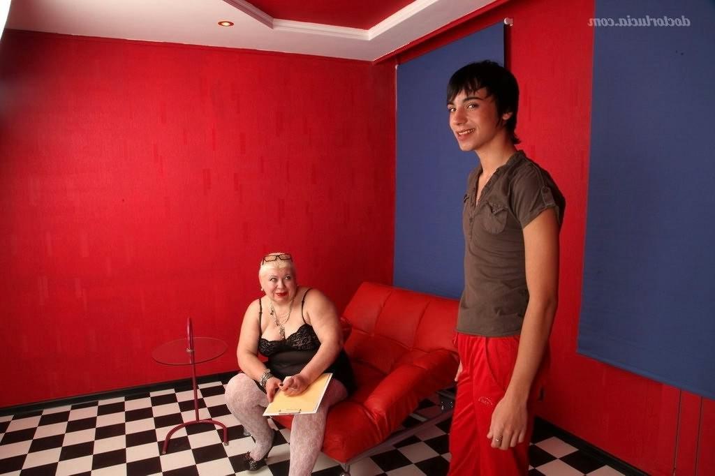 16P Fat mature doctor getting dicked by a teenage guy at fuck procedures