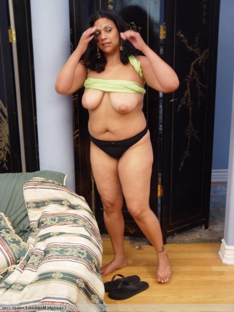 15P Indian shows huge round ass