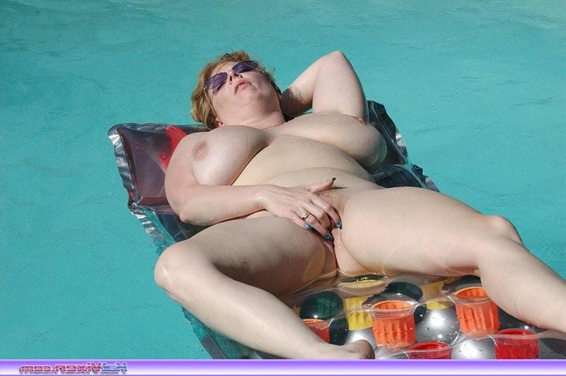 15P Kat fingers her pussy while in the pool