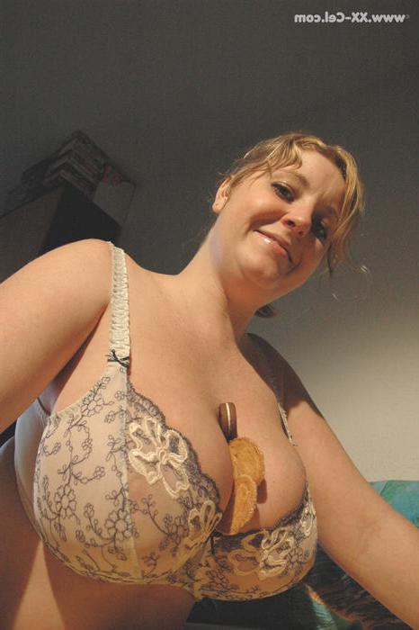 17P Davina playing with food and her enormous juggs