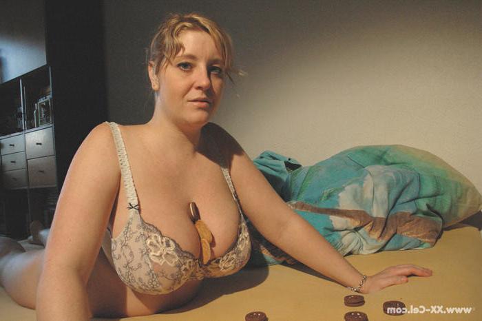 17P Davina playing with food and her enormous juggs