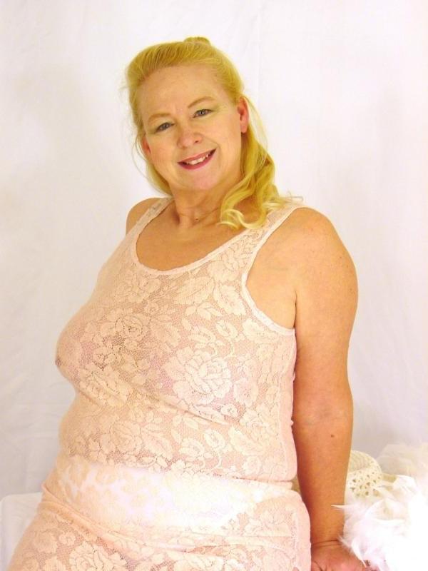 20P Busty mature fat woman