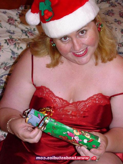 16P Happy fatgirl with her new toy