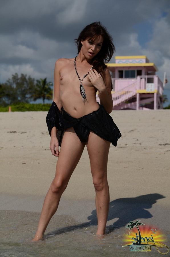 12P Florida Shemale Jonelle Brooks Strips on Daytona Beach