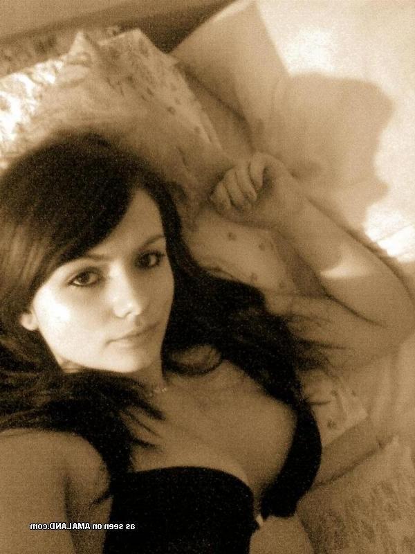 10P Busty babe looks gorgeous in her self-shot pictures