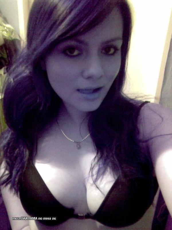 10P Busty babe looks gorgeous in her self-shot pictures