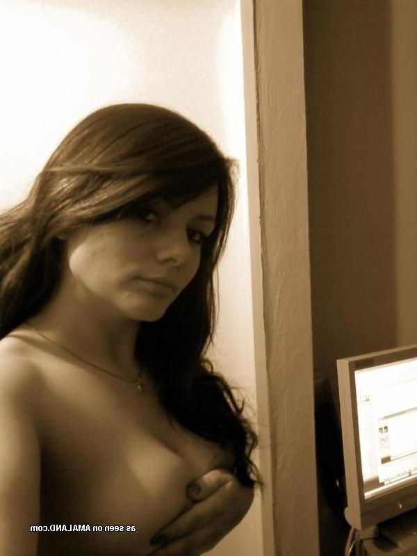 10P Busty babe looks gorgeous in her self-shot pictures