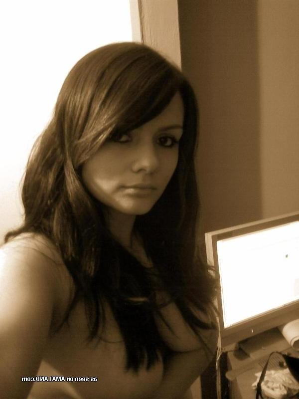 10P Busty babe looks gorgeous in her self-shot pictures
