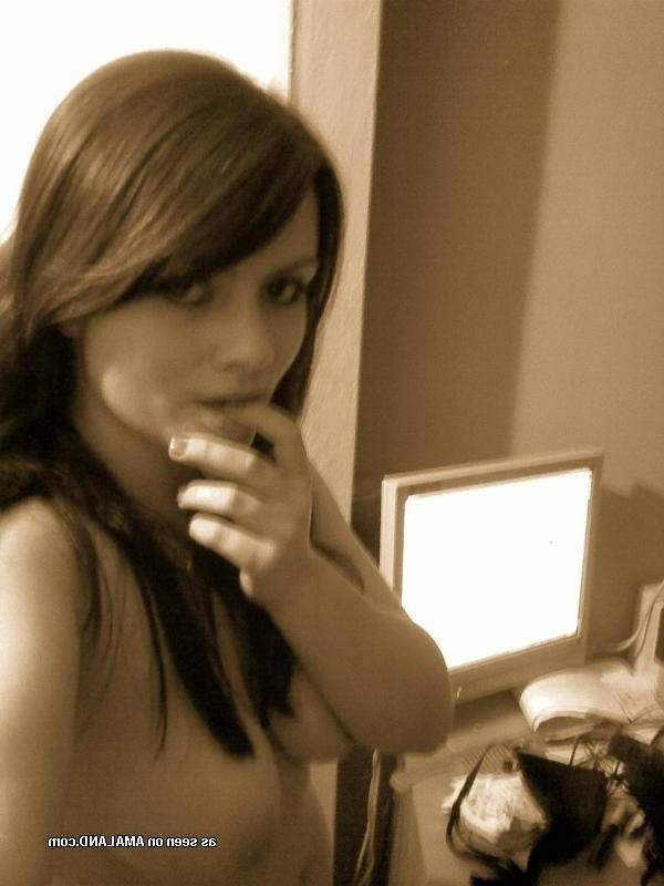 10P Busty babe looks gorgeous in her self-shot pictures
