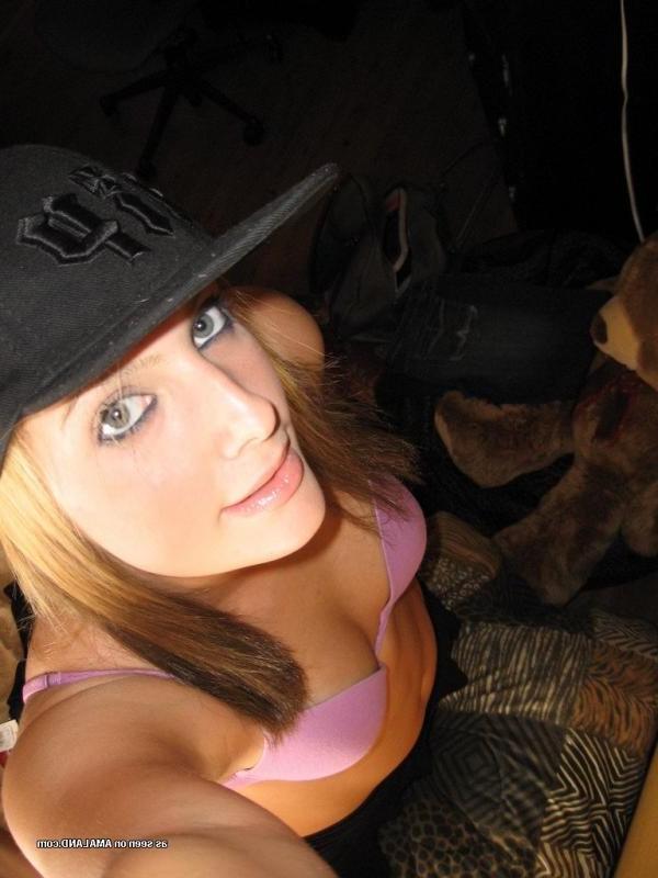 6P Compilation of amateur babes posing sexy on cam