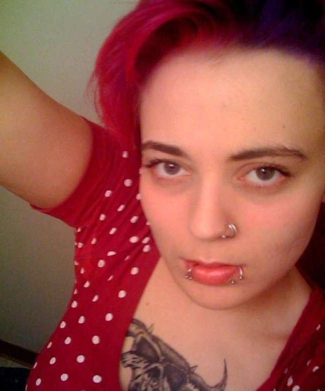 16P Nice compilation of selfpics of hot scene babes