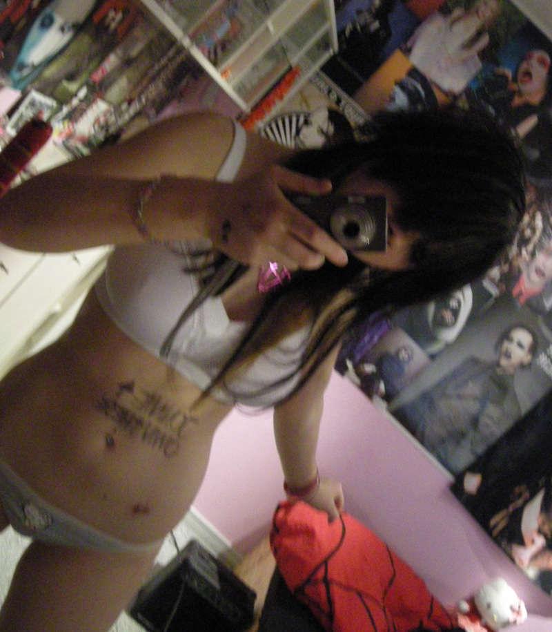 16P Nice compilation of selfpics of hot scene babes