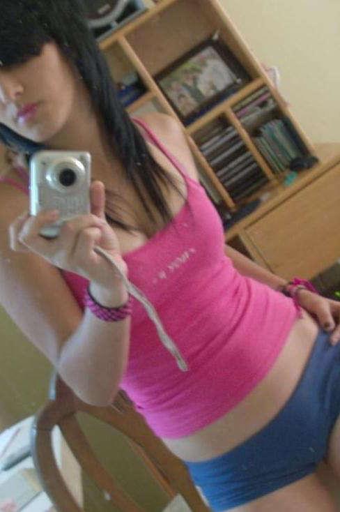 16P Nice compilation of selfpics of hot scene babes
