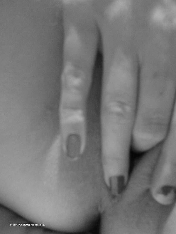 16P Picture compilation of a horny babe rubbing her nice moist twat